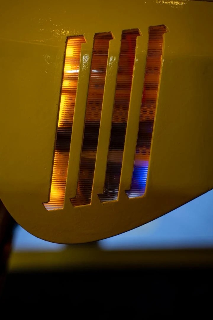 Ranuras metálicas del cuerpo de Volt